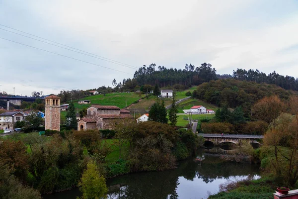 Primo Piano Fiume Con Una Città Sullo Sfondo — Foto Stock