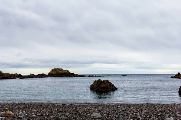 Sakin Bir Denizin Kayalık Deniz Kıyısına Yakın Çekimi — Stok fotoğraf