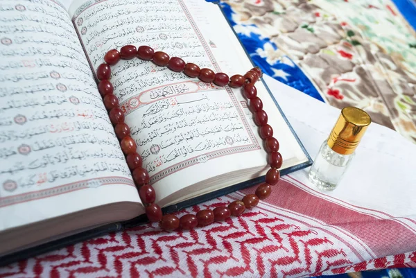 Closeup Του Ισλαμικού Βιβλίου Quran Κομπολόι Χάντρες Και Shemagh Μπουκάλι — Φωτογραφία Αρχείου