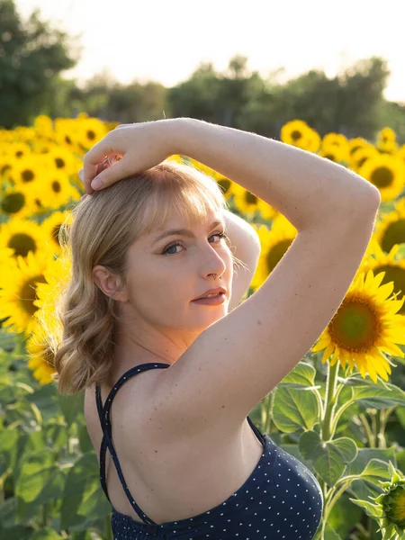 Een Headshot Van Een Sensuele Jonge Blonde Poseren Achtergrond Van — Stockfoto