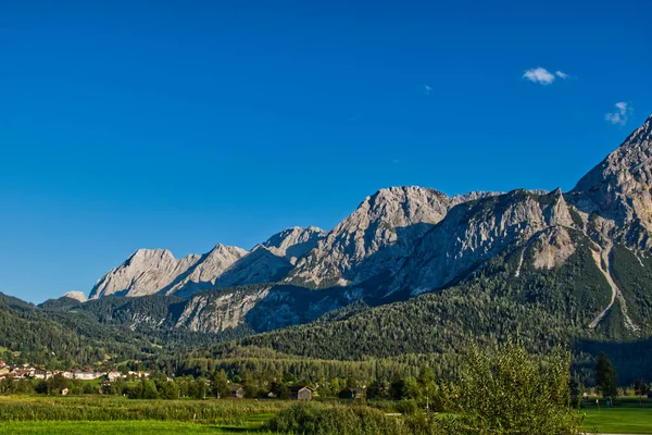 Montanha Zugspitze Tirol Áustria Fundo Céu Azul Claro — Fotografia de Stock