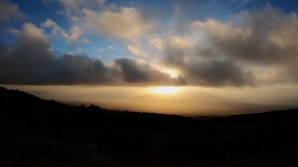 在4K年美丽的落日中 云彩在广阔的风景之上移动的时差 — 图库视频影像