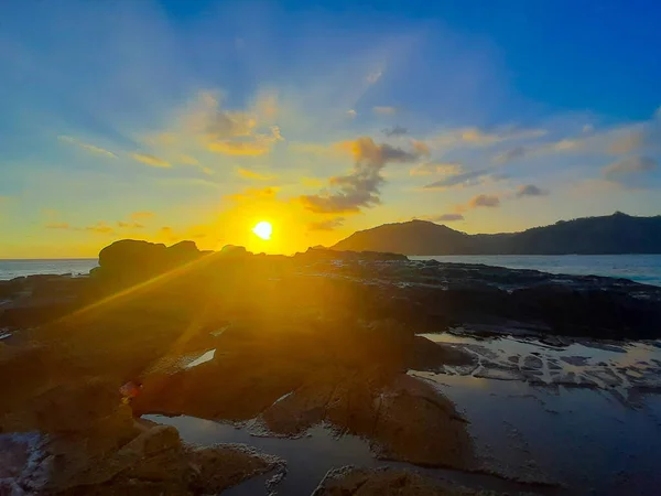 Wunderschöner Sonnenstrahl Auf Extremem Gelände Von Einer Felsigen Küste Mit — Stockfoto
