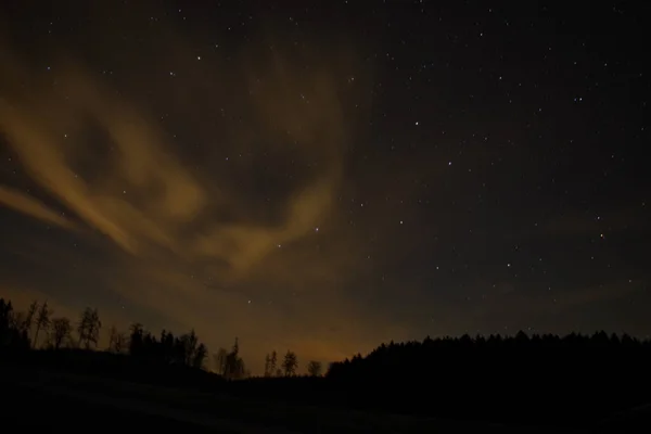 Ein Hypnotisierend Glitzernder Sternenhimmel Durch Ein Feld Gesehen Perfekt Für — Stockfoto