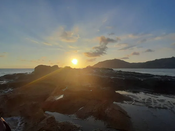 Hermoso Rayo Sol Terreno Extremo Desde Una Costa Rocosa Con — Foto de Stock