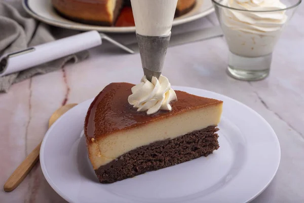 一个开胃可口的巧克力芝士蛋糕在白盘上 — 图库照片