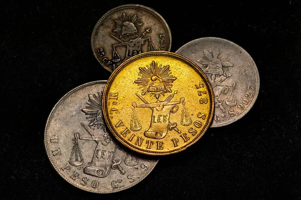 Närbild Guld Mexikanska Mynt Med Silver Mynt Isolerad Svart Bakgrund — Stockfoto