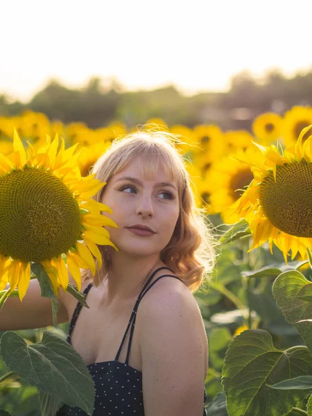 Portret Hiszpańskiej Blondynki Otoczonej Słonecznikami — Zdjęcie stockowe