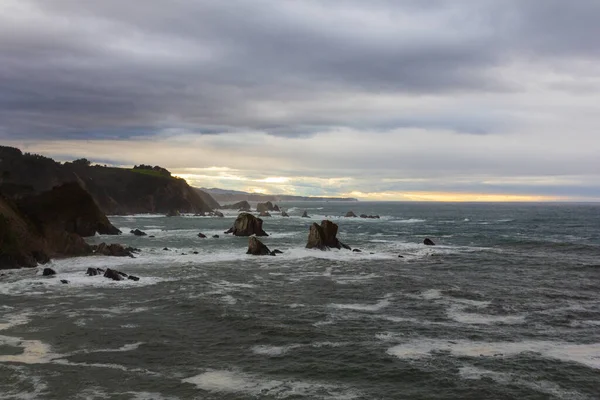 Tiro Perto Mar Ondulado Contra Falésias Sob Céu Nublado — Fotografia de Stock