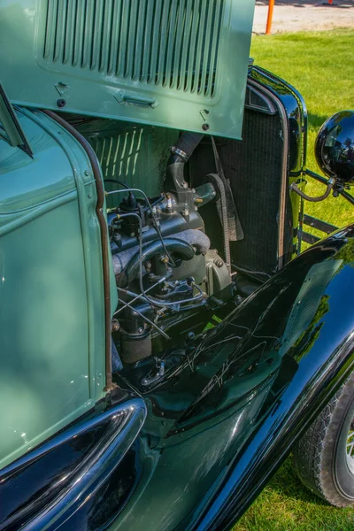 Una Toma Vertical Una Capucha Abierta Coche Retro — Foto de Stock