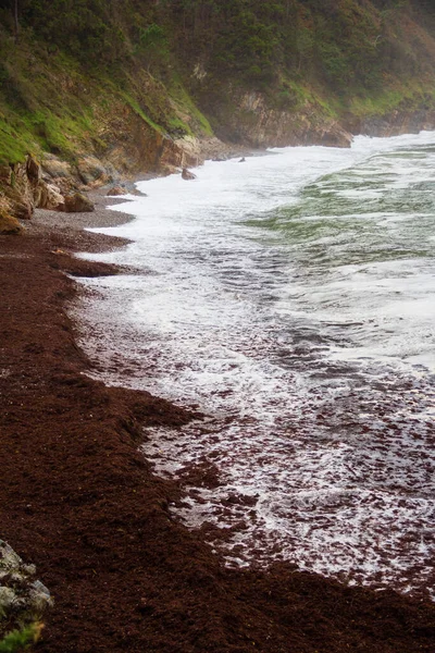 悬崖峭壁海岸上波浪汹涌的海面上的一个垂直镜头 — 图库照片