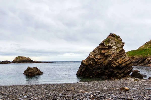 Closeup Shot Rocky Seashore Cloudy Sky — Stock Fotó