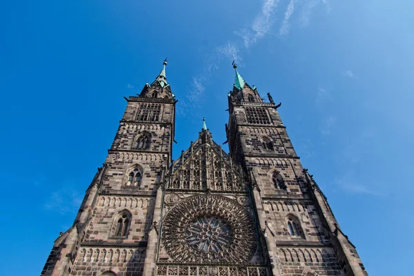 德国南部纽伦堡圣洛伦兹中世纪教堂的低角 蓝天下 — 图库照片