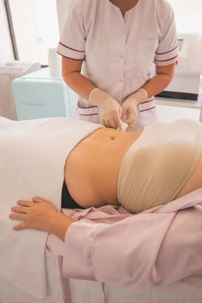 Tiro Vertical Fisioterapeuta Feminina Fazendo Terapia Cavitação Ultra Sônica Uma — Fotografia de Stock