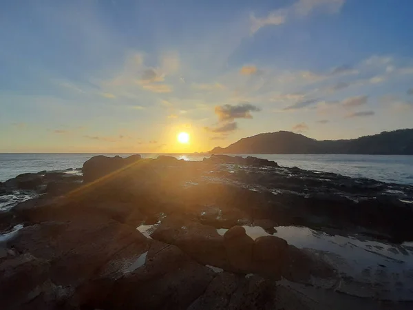 Hermoso Rayo Sol Terreno Extremo Desde Una Costa Rocosa Con — Foto de Stock