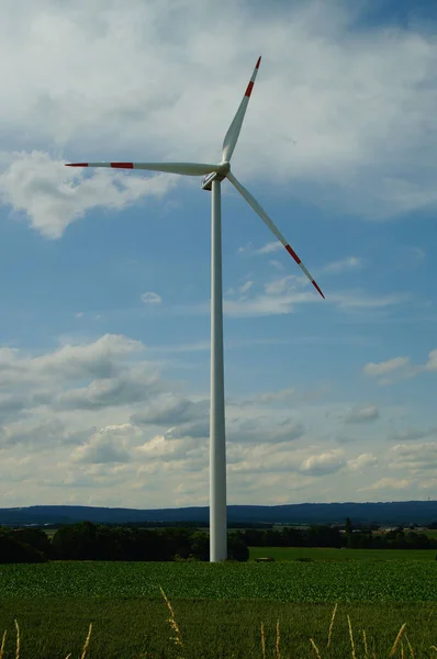 Karben Niemcy Czerwca 2021 Turbina Wiatrowa Mainova Błękitne Niebo Chmurami — Zdjęcie stockowe