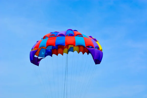Colorido Paracaídas Cielo Azul — Foto de Stock
