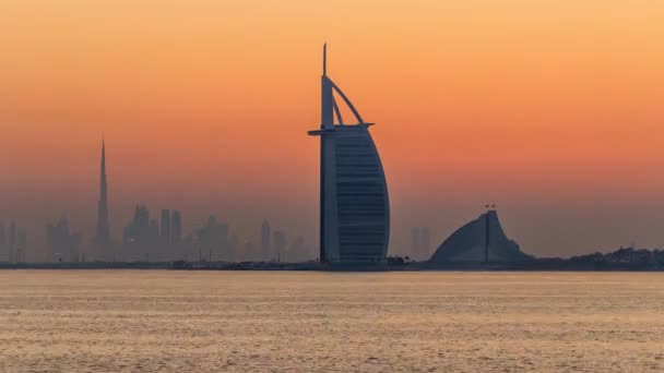 这是从Palm Jumeirah到以Burj Arab Burj Khalifa和令人叹为观止的迪拜天际线为特色的日出的时间 — 图库视频影像