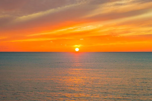 Das Ruhige Blaue Meer Während Eines Malerischen Sonnenuntergangs — Stockfoto