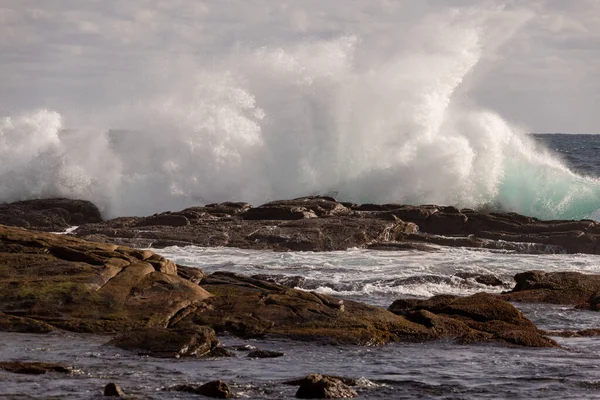 Gorgeous Shot Powerful Sea Waves Hitting Stone Mountains — Stock Photo, Image