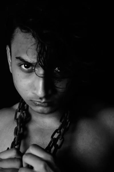首の周りに金属製の鎖を持つ裸のアジア人の男のグレースケールの肖像画 — ストック写真