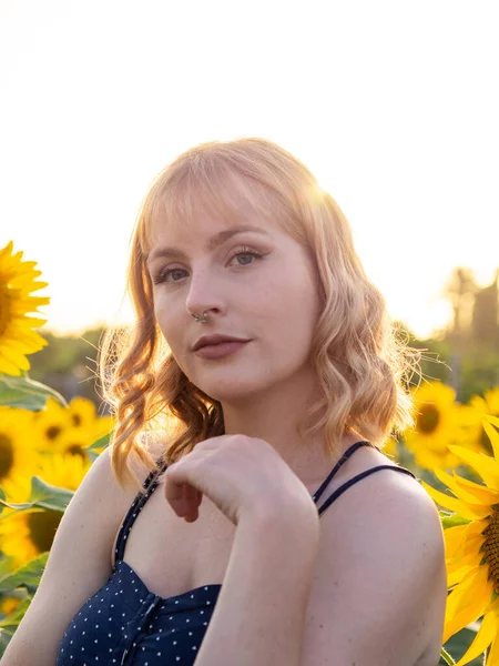 Portrait Une Jolie Jeune Blonde Posant Dans Champ Tournesol — Photo