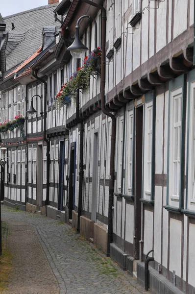歴史的な町ゴスラーの中世の半木造家屋の間の石畳の路地 — ストック写真