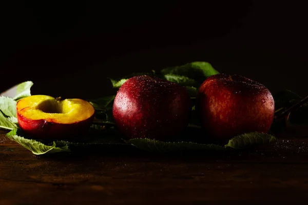 Tiro Foco Seletivo Nectarinas Suculentas Com Gotas Água Uma Mesa — Fotografia de Stock