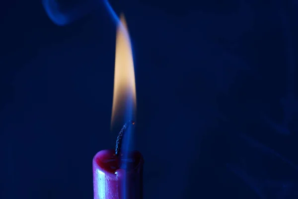 在模糊的背景上 燃烧着的蜡烛的特写镜头 — 图库照片