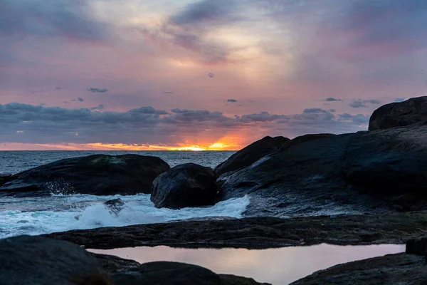 Tiro Lindo Durante Pôr Sol Com Luz Laranja Fundo Água — Fotografia de Stock