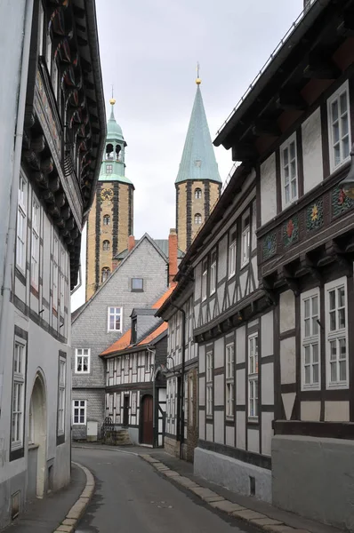 Úzká Ulička Mezi Středověkými Zpola Roubenými Domy Historickém Městě Goslar — Stock fotografie