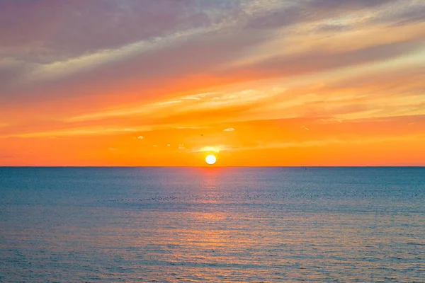 Manzaralı Bir Günbatımında Mavi Deniz — Stok fotoğraf
