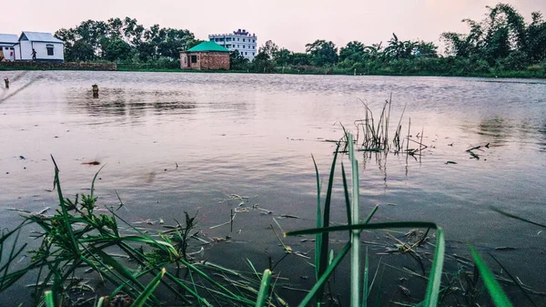 Une Rivière Paisible Avec Des Bâtiments Gazonnés Arrière Plan — Photo