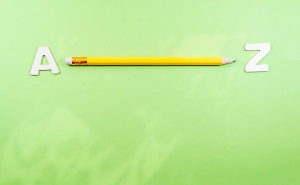 Ołówek Pokazujący Odległość Zielonej Powierzchni — Zdjęcie stockowe