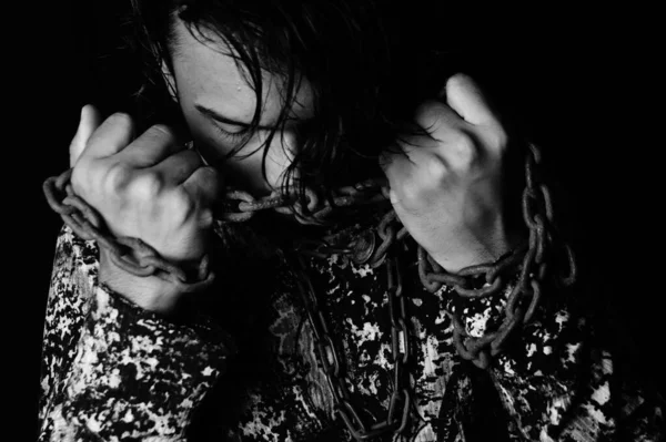 Boynunda Ellerinde Metal Bir Zincir Olan Asyalı Genç Bir Adamın — Stok fotoğraf