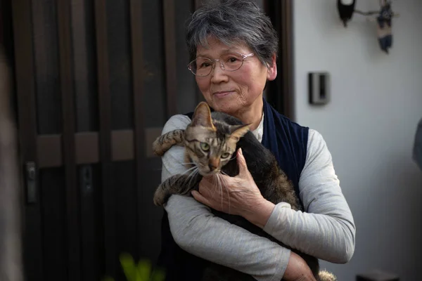 Una Signora Giapponese Anziana Che Tiene Suo Simpatico Gatto Dagli — Foto Stock