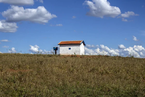 Ein Bauernhaus Einem Ackerland Unter Dem Blauen Bewölkten Himmel — Stockfoto