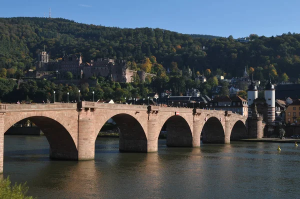 Piękny Łukowy Most Nad Rzeką Neckar Heidelbergu Niemcy Zachodzie Słońca — Zdjęcie stockowe