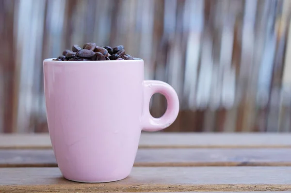 Dışarıdaki Ahşap Koltukta Kahve Çekirdekleri Yanında Fotokopi Alanı Olan Yumuşak — Stok fotoğraf