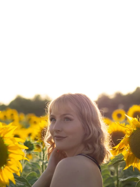 Een Prachtig Portret Van Een Spaanse Blonde Het Zonnebloemenveld — Stockfoto