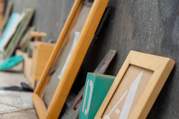 Eine Selektive Fokusaufnahme Von Holzrahmen Mit Buchstabenillustrationen — Stockfoto