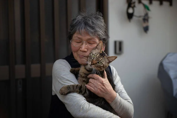 Une Vieille Dame Japonaise Tenant Son Mignon Chat Aux Yeux — Photo
