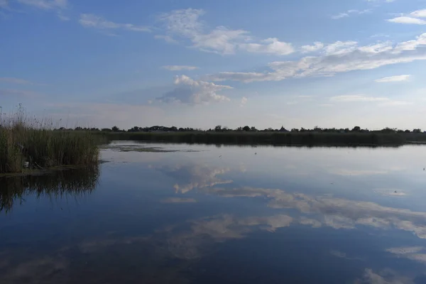 Sebuah Danau Dengan Refleksi Langit Atasnya — Stok Foto