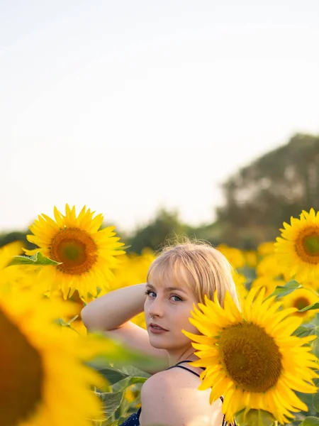 Vacker Spansk Blondin Som Tillbringar Fritid Solrosfältet — Stockfoto