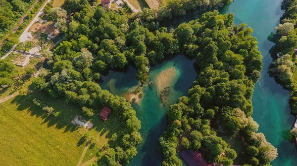 Widok Lotu Ptaka Pięknego Błękitnego Oceanu Otoczonego Przez Krzaczaste Drzewa — Zdjęcie stockowe