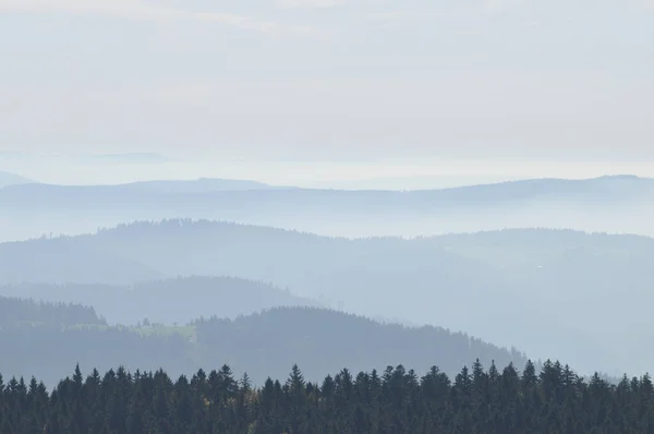 Eine Horizontale Tapete Aus Schönen Bergschichten Silhouetten Während Eines Nebligen — Stockfoto