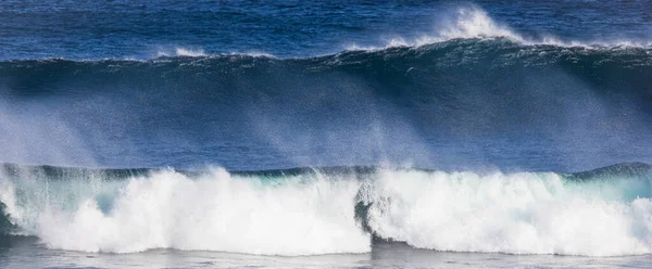 青い強力な海水の波の美しいショット — ストック写真