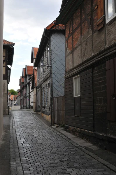 Eine Kopfsteinpflastergasse Zwischen Mittelalterlichen Fachwerkhäusern Der Historischen Stadt Goslar — Stockfoto