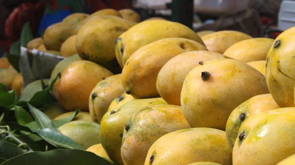 Marketteki Mango Yığınının Yakın Çekimi — Stok fotoğraf