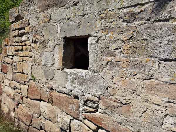 Zbliżenie Ujęcia Starej Wietrznej Kamiennej Ściany Otworem — Zdjęcie stockowe